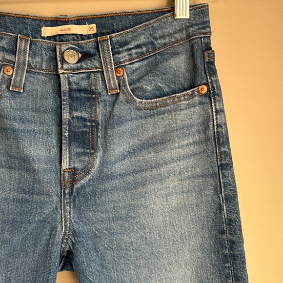 *FREE WITH BUNDLE* Levi’s Wedgie Straight Fit Jean in Medium Wash Size 25 - Picture 9 of 12